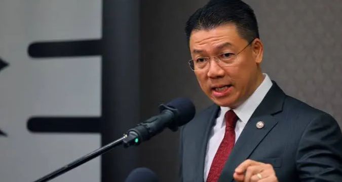 அகில ராஜதந்திரம், ஆங்கில மொழி!